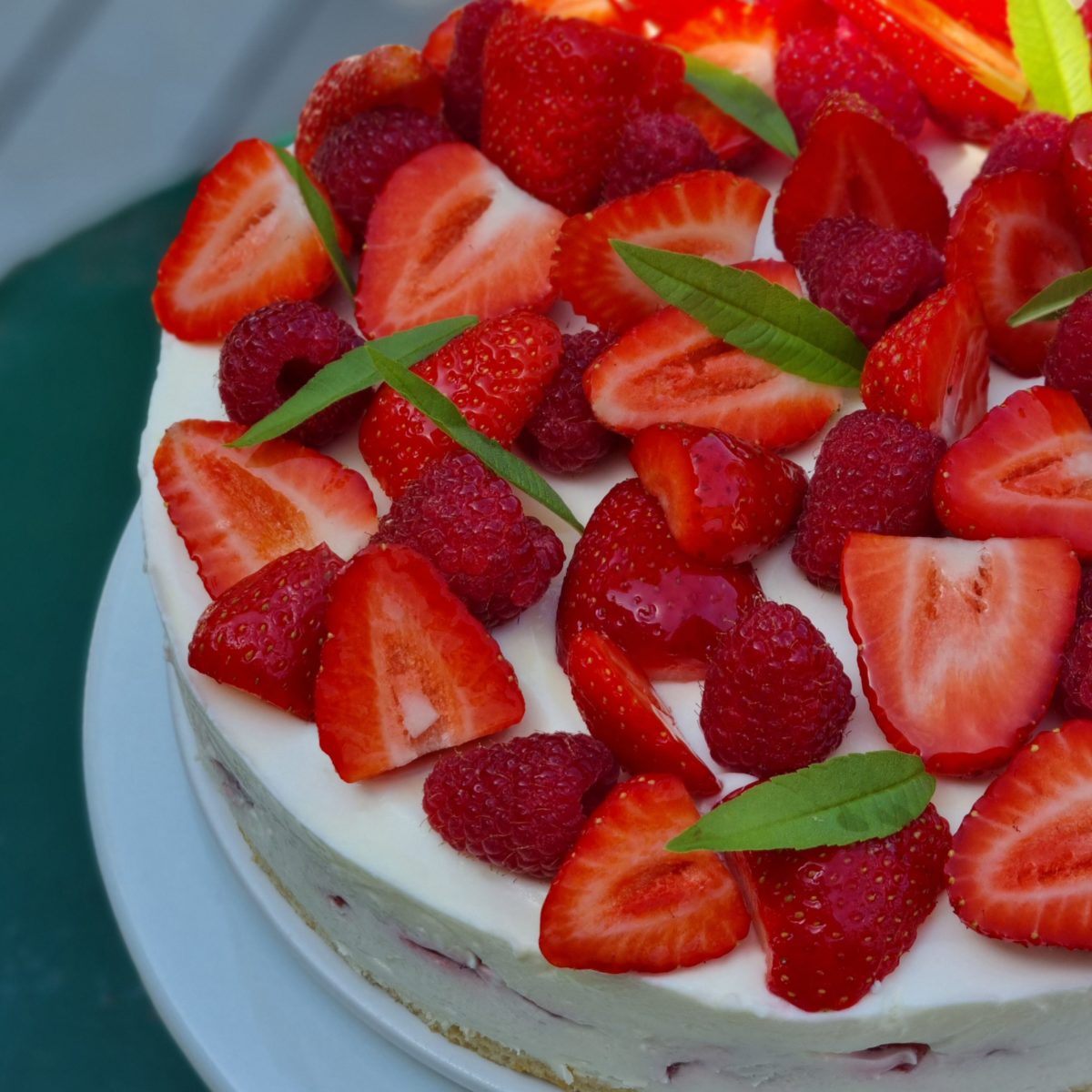 Ma Charlotte aux fraises et aux framboises