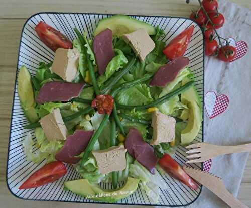Salade gourmande au foie gras, magret séché et avocat