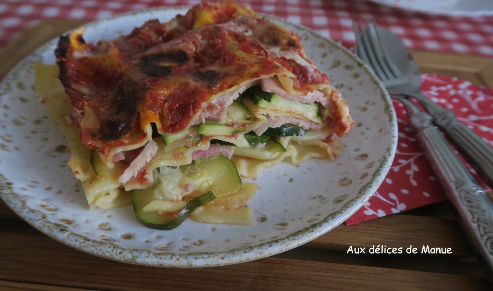 Lasagnes aux courgettes, jambon et mozzarella à la sauce tomate