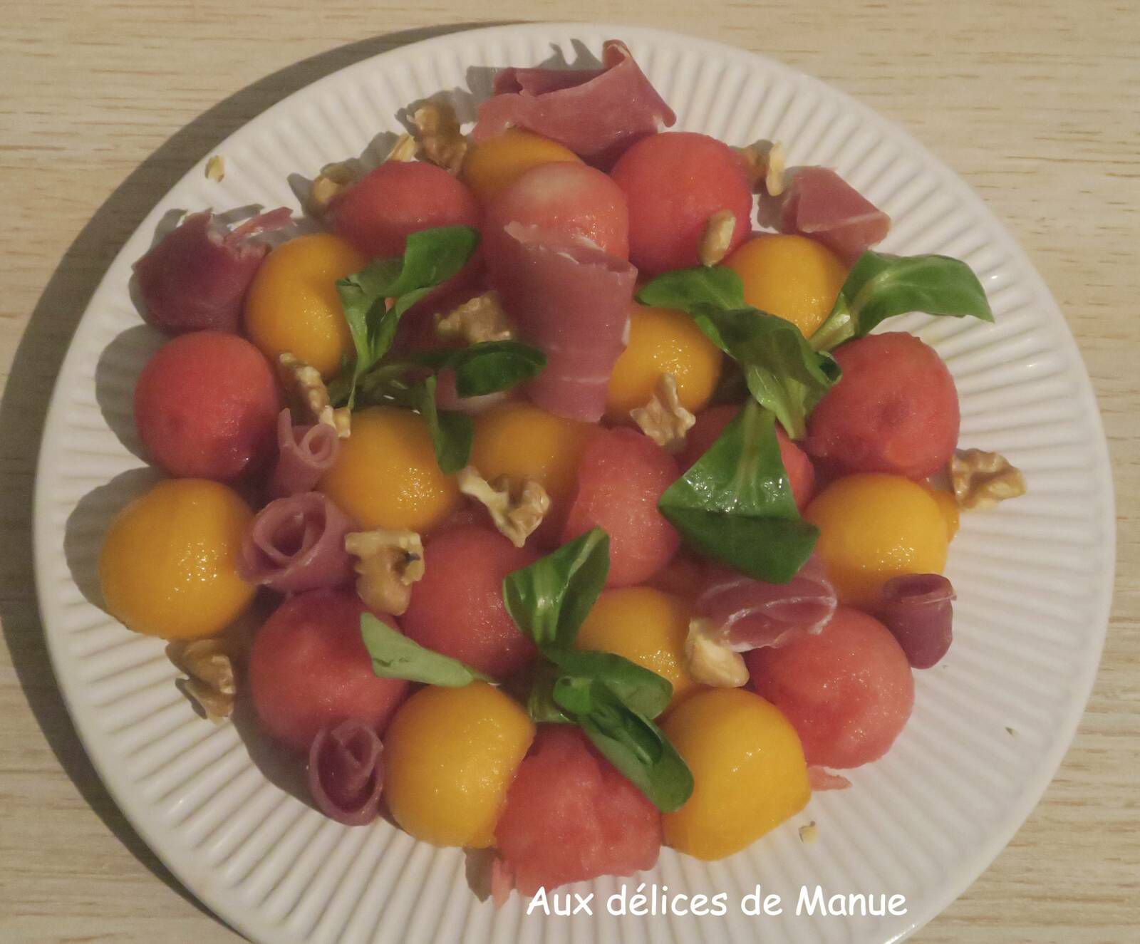 Salade de billes de melon et pastèque au jambon cru et noix 