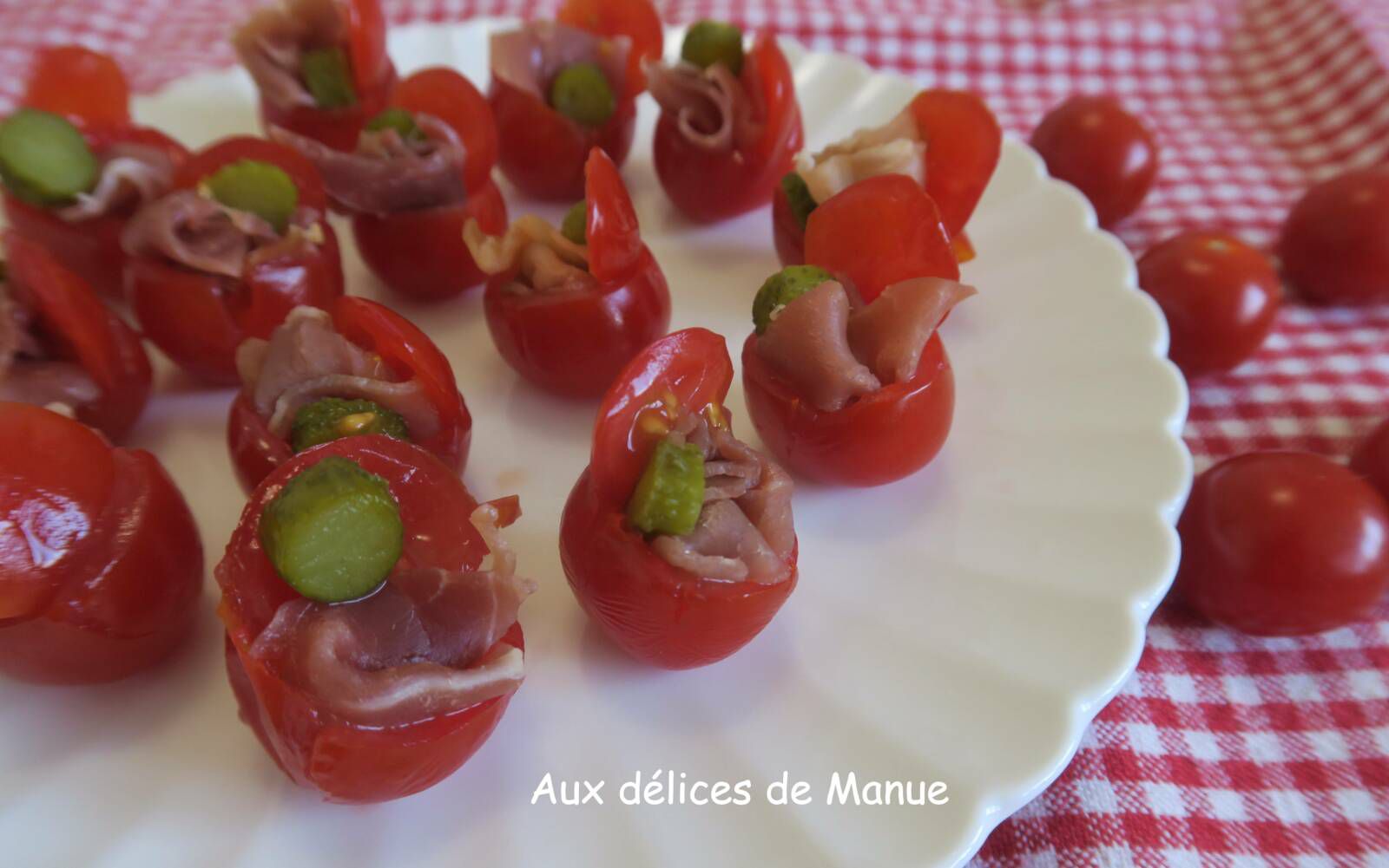 Tomates cerises garnies au jambon cru et cornichon