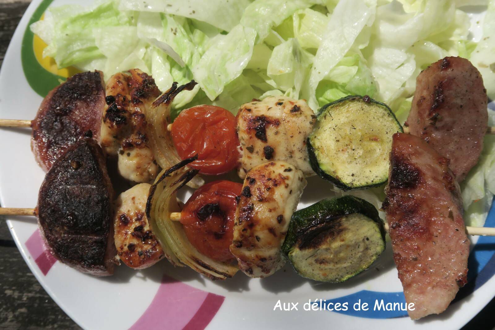 Brochettes de poulet au saucisson à l'ail, courgette et tomates cerises 