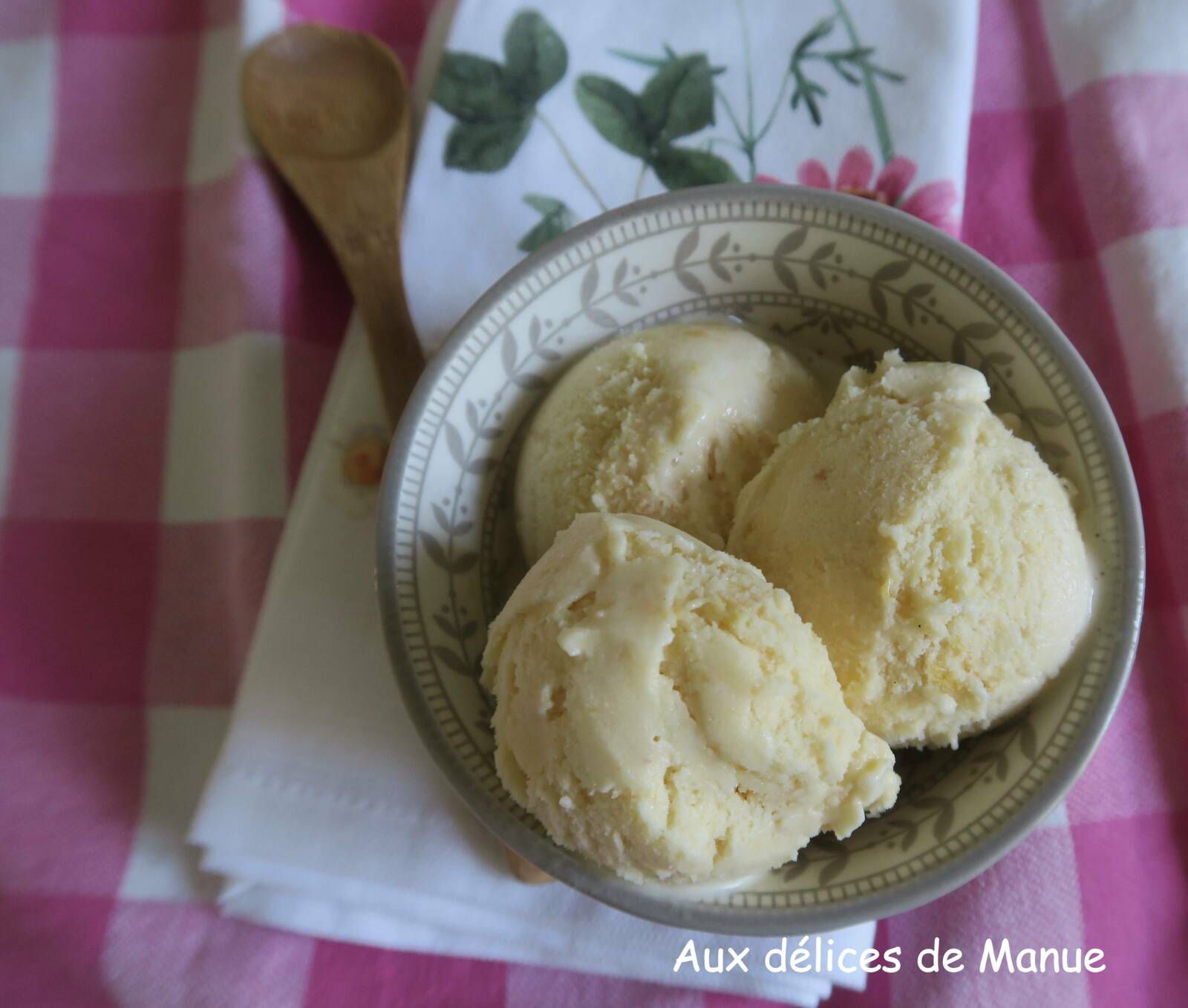 Glace à la pêche et lait concentré non sucré