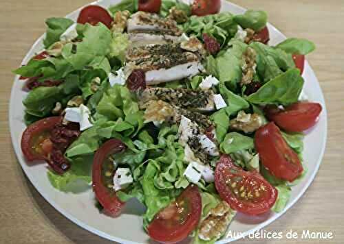 Salade au poulet, tomates, féta , cranberries et noix 