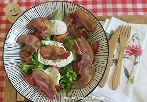 Salade aux tomates cocktail, poitrine croustillante et mozzarella