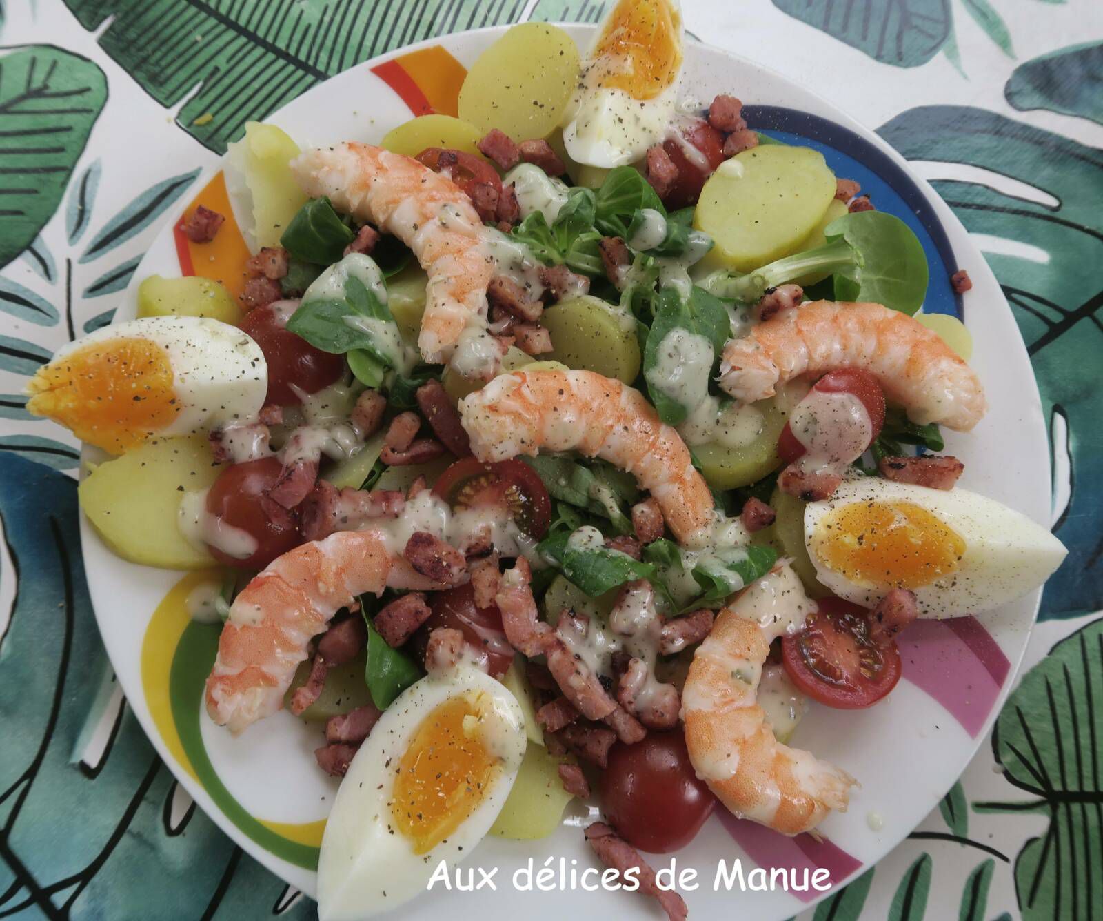 Salade de pommes de terre aux œufs durs, crevettes, lardons et tomates cerises 