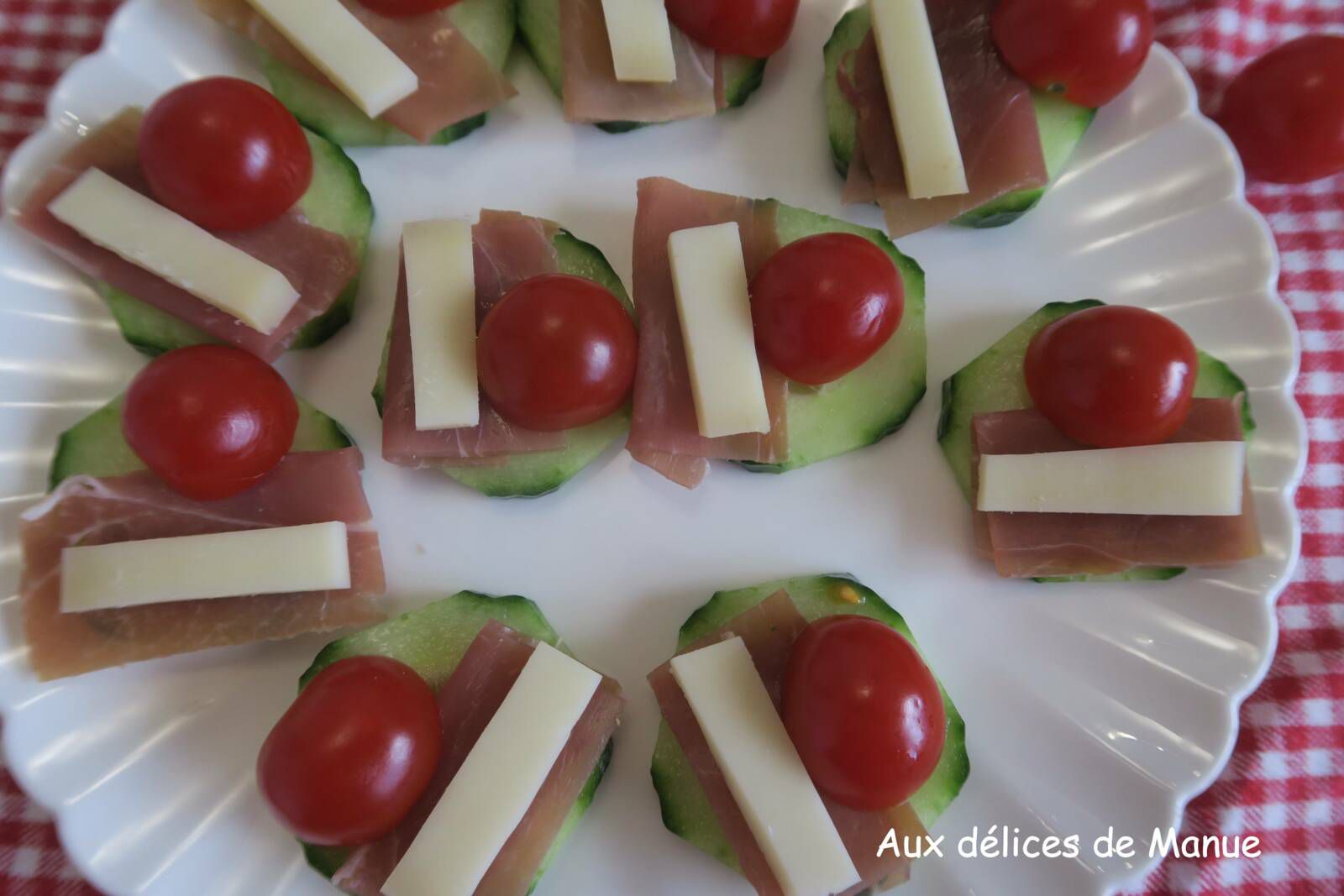 Toasts de concombre au jambon cru, tomate et comté