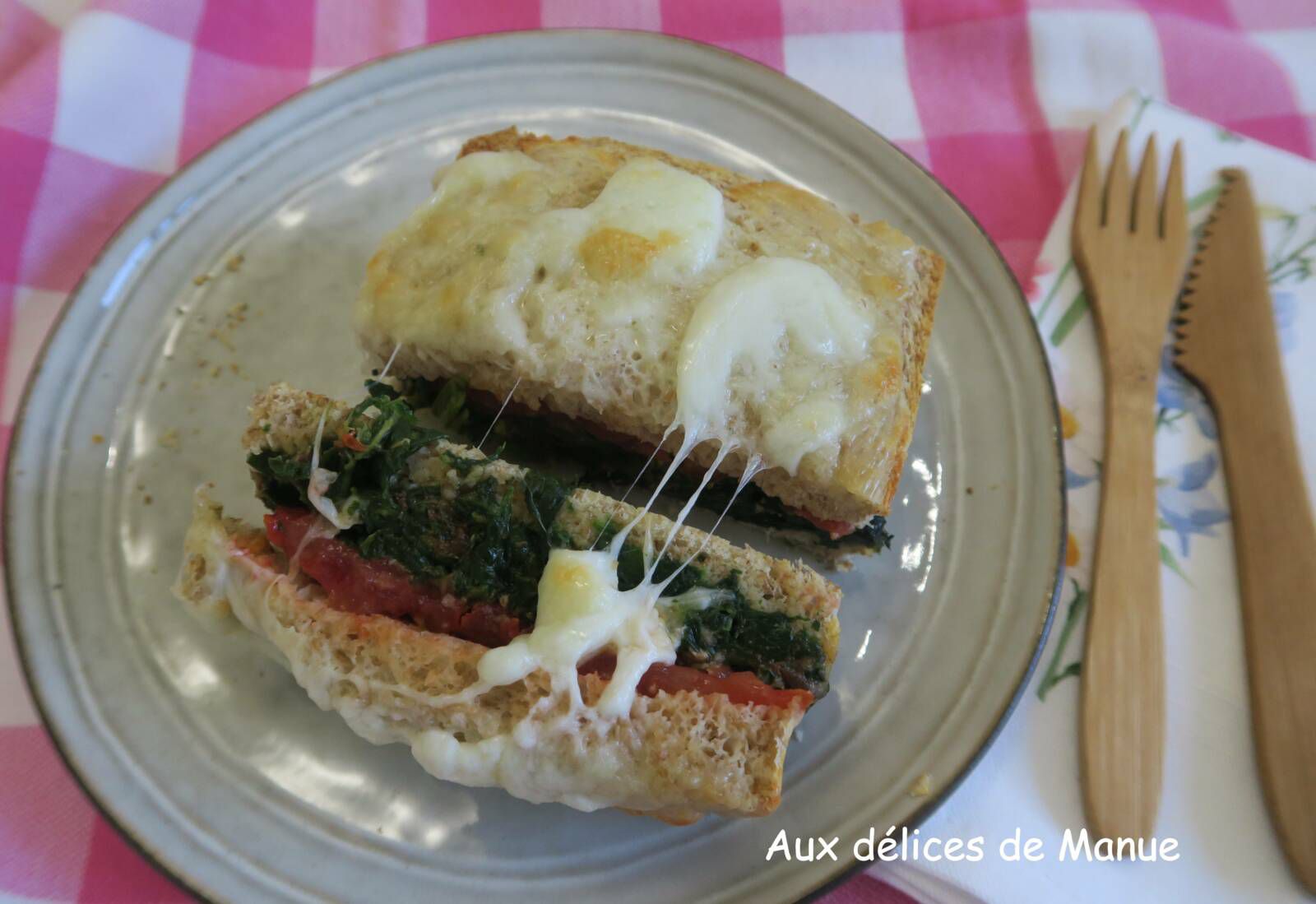 Croque monsieur aux épinards à la cancoillotte, tomate et mozzarella