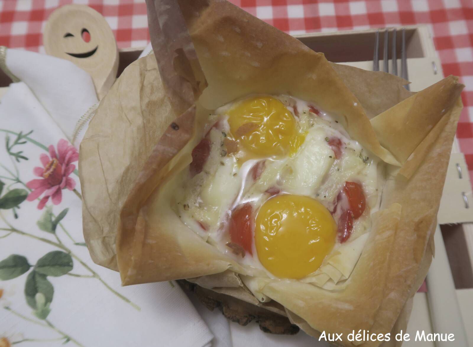 Œufs cocotte aux tomates cerises et chèvre en feuilles de filo ou de bick