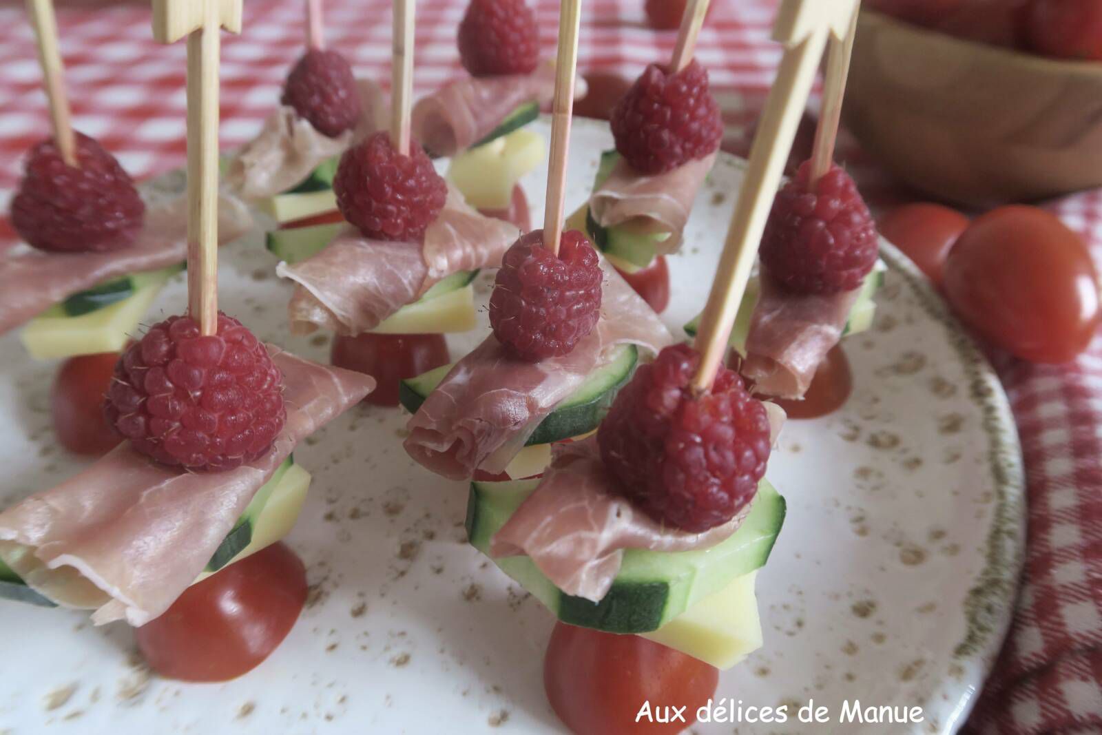 Pics apéritifs de tomate cerise et concombre au jambon cru, comté et framboise 