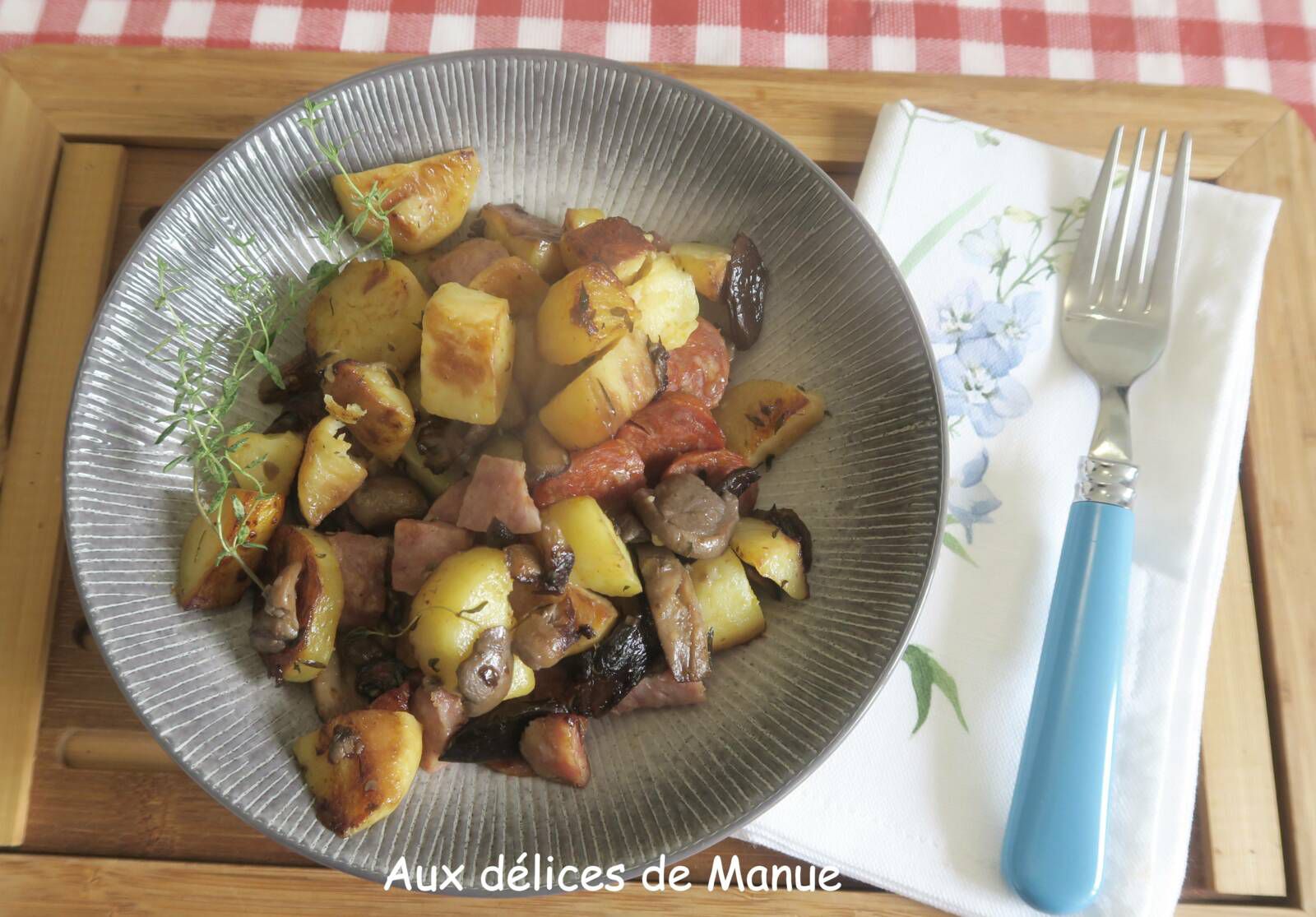 Poêlée de pommes de terre au saucisson à l'ail, chorizo, champignons et ail noir 