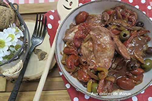 Marmite de poulet aux poivrons et olives en sauce au vin rouge 