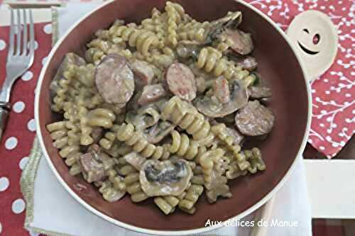 One pot pasta à la saucisse fumée, lardons et champignons 