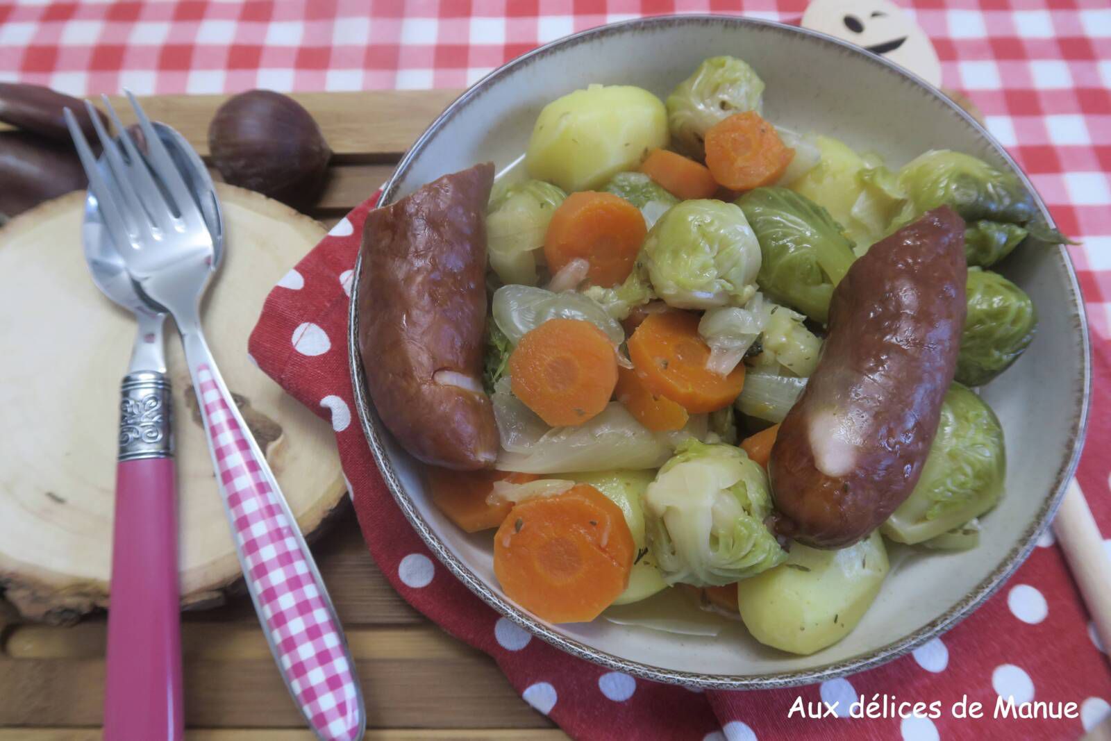 Potée de choux de Bruxelles aux pommes de terre et carotte à la saucisse fumée 