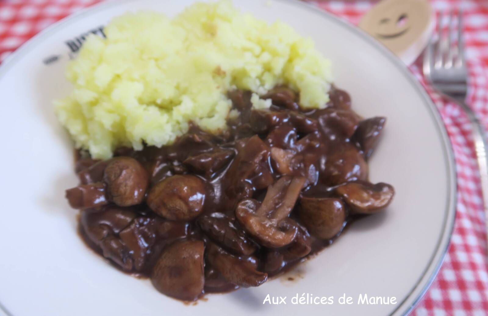 Bourguignon de champignons de Paris bruns au vin rouge 