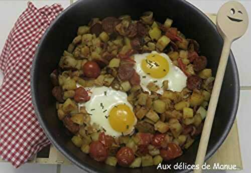 Poêlée de pommes de terre au chorizo, tomates cerises et œufs au plat 