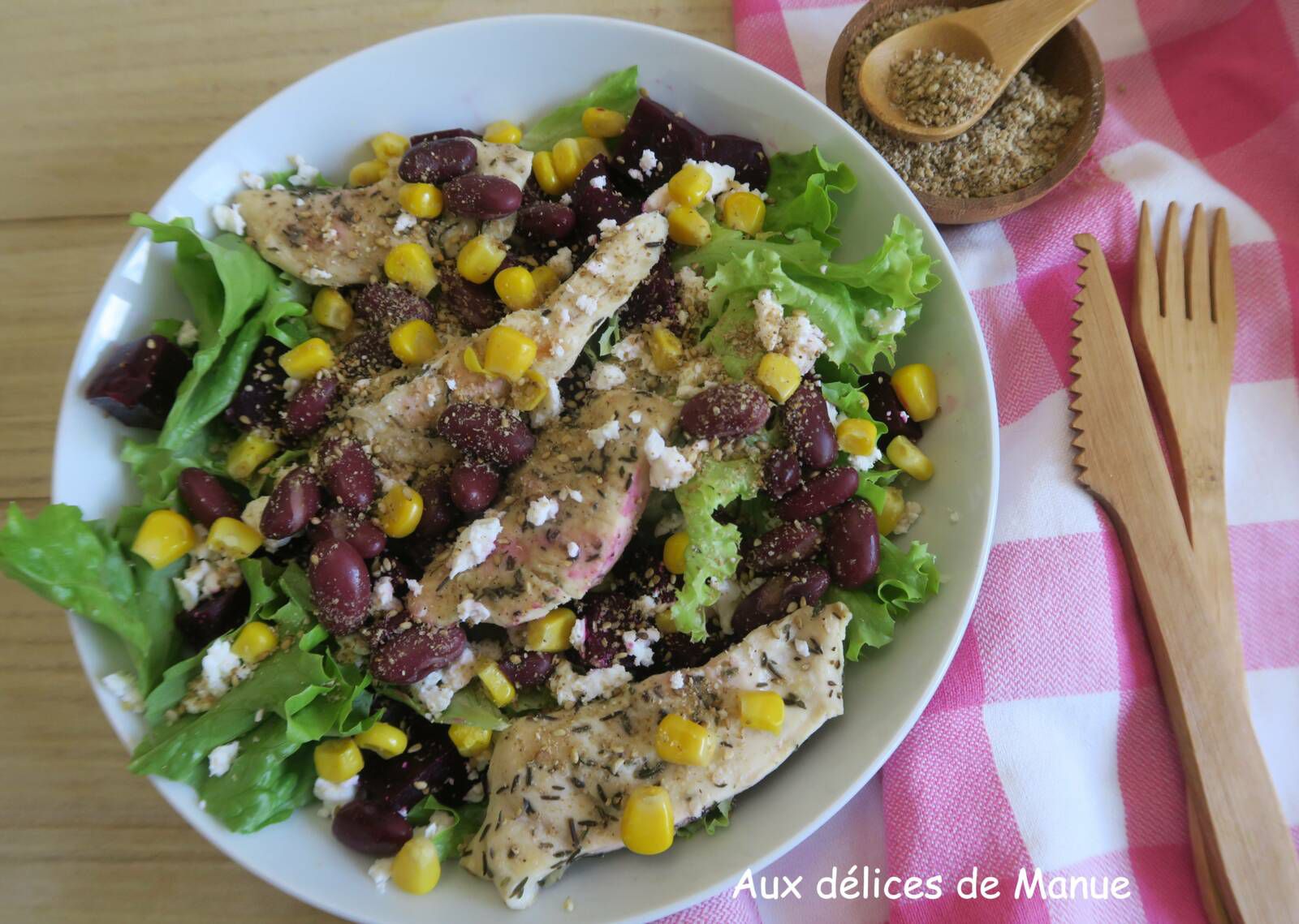 Salade de poulet grillé aux haricots rouges, betterave, maïs et gomasio 