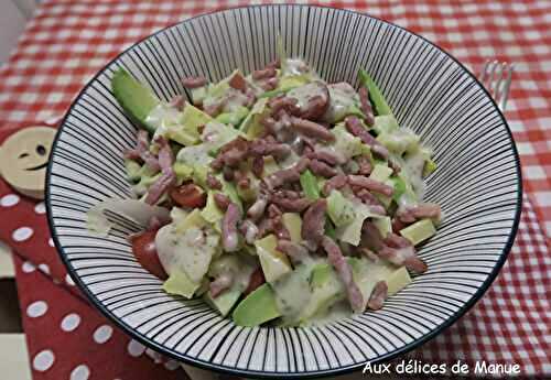 Salade d'endives aux tomates cerises, avocat et pomme, aux lardons