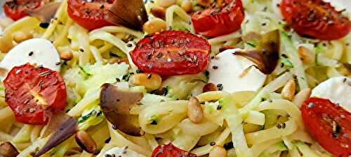 Salade de spaghetti plat, courgettes râpées et tomates cerise rôties
