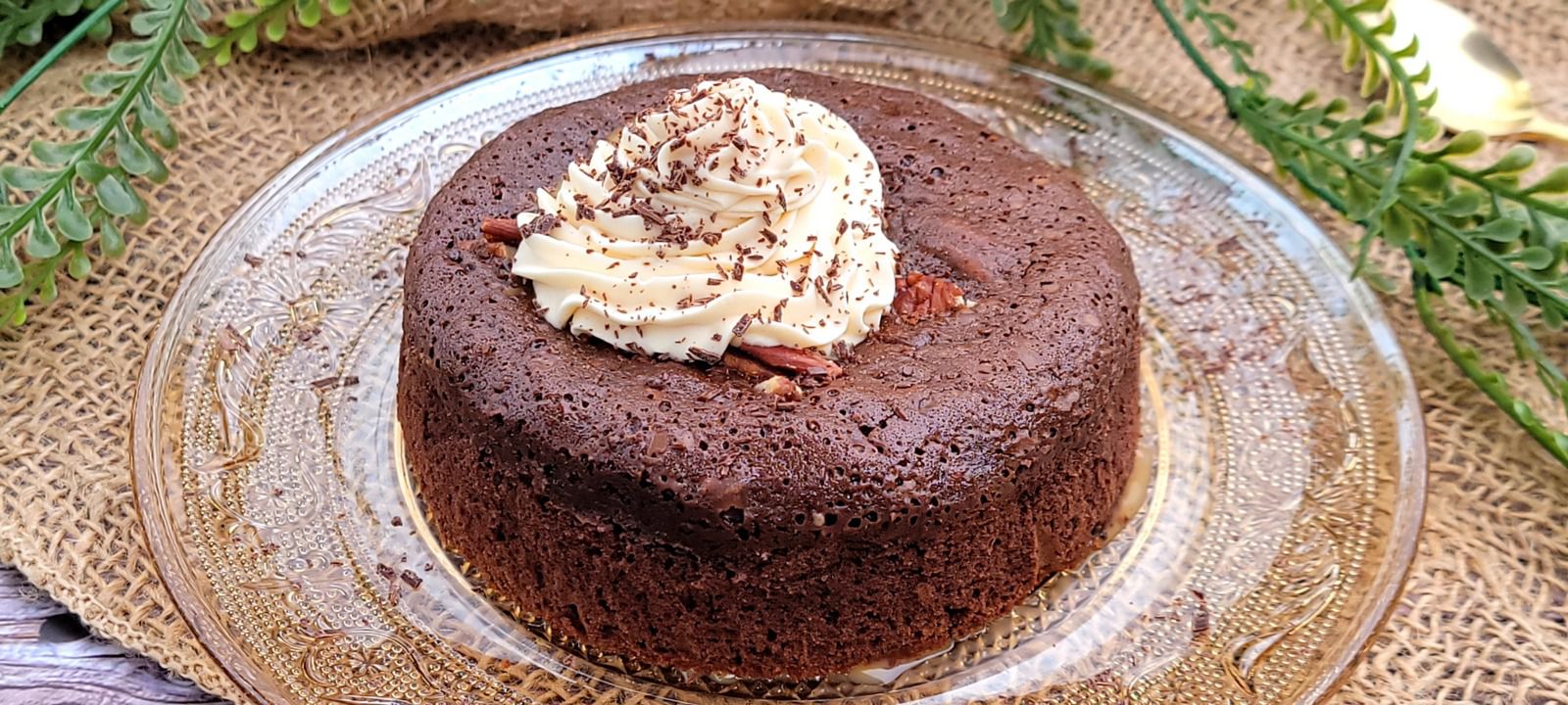 Brownie aux noix de pécan, insert caramel beurre salé et chantilly caramel