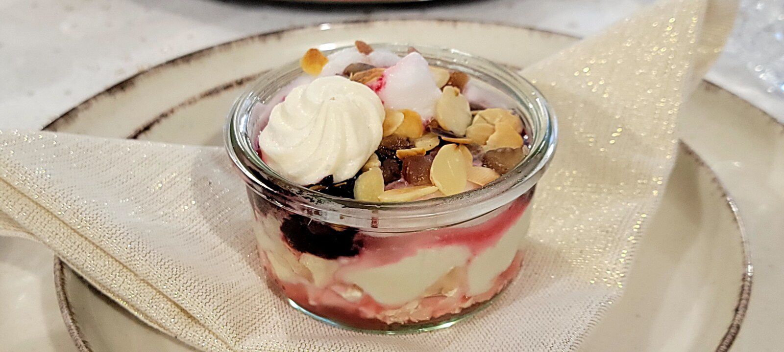 Eton mess au yaourt, citron cassis en direct de Tous en cuisine sur M6