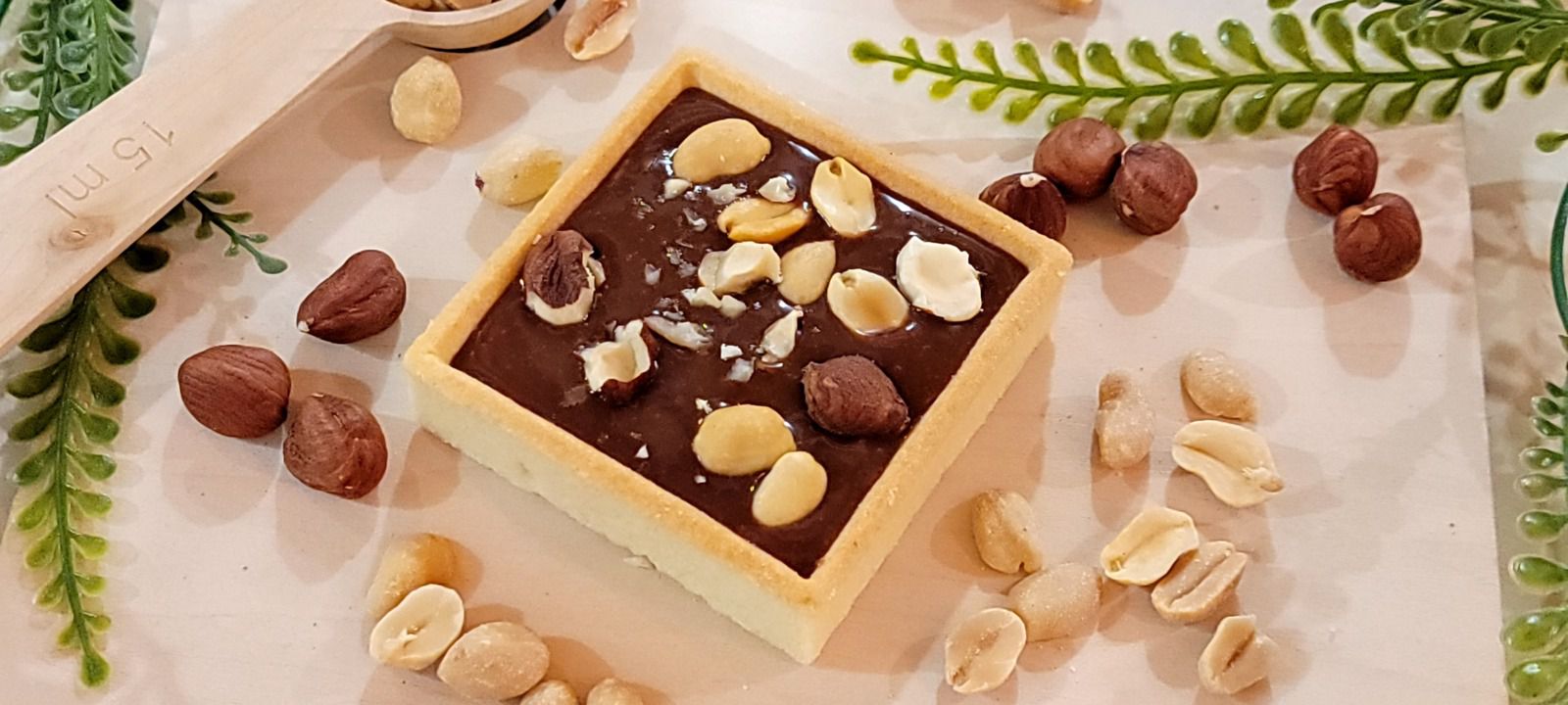 Tartelettes caramel, noisettes, cacahuetes et chocolat au lait 