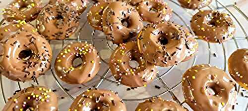 Mini donut au chocolat au lait à la machine