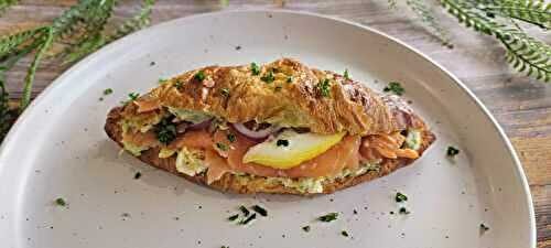 Croissant garni guacamole et saumon fumé