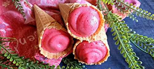 Cône au sorbet glace fraise au fromage blanc