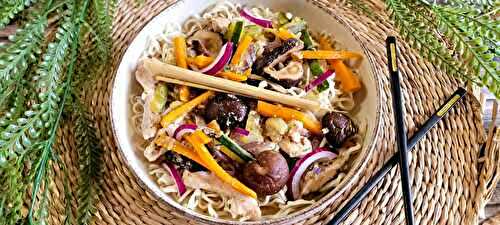 Bol de nouilles asiatiques au poulet, shiitakés et légumes croquants