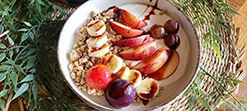Idée recette de bol de petit-déjeuner fruité et yaourt à la grecque