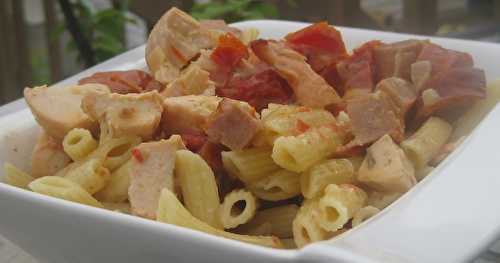 Pennes au poulet, à la saucisse italienne grillée et à la crémeuse de tomates séchées au romarin