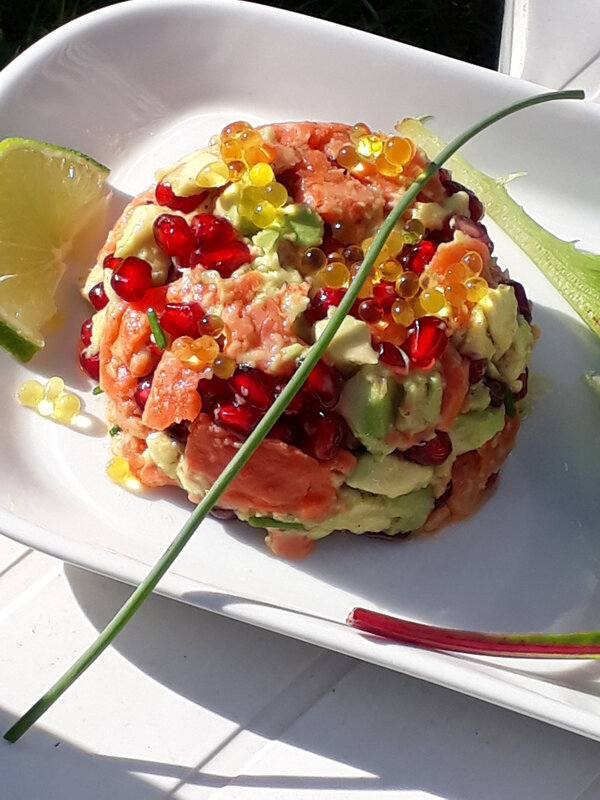 TARTARE DE SAUMON FUME, AVOCAT ET GRENADE