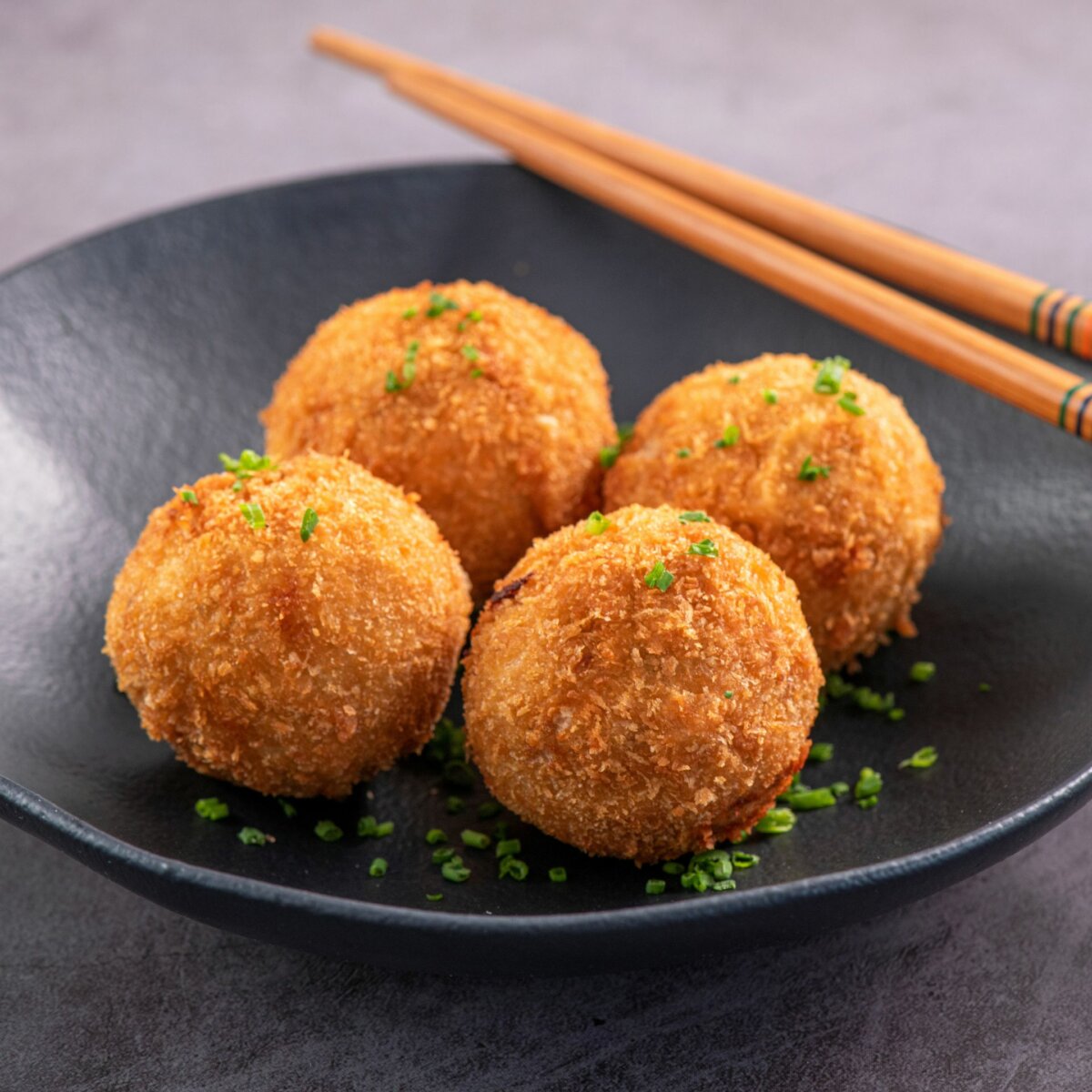 Boule de riz au fromage dans la friteuse à air