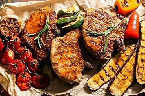 Côtes de porc grillées à la moutarde et légumes rôtis