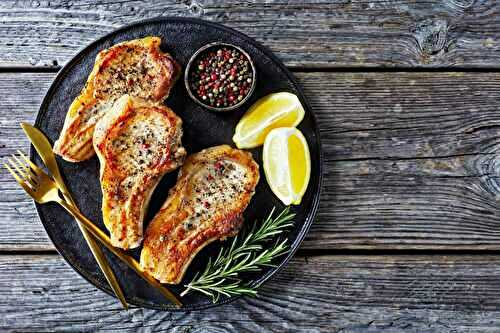 Côtes de porc poêlées au romarin et grains de poivre