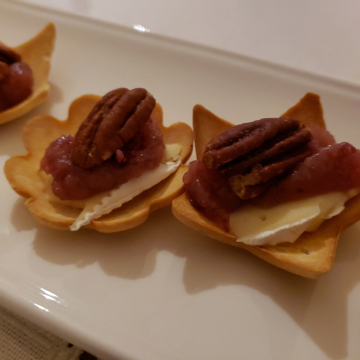 Bouchées au fromage Brie, poires et canneberges