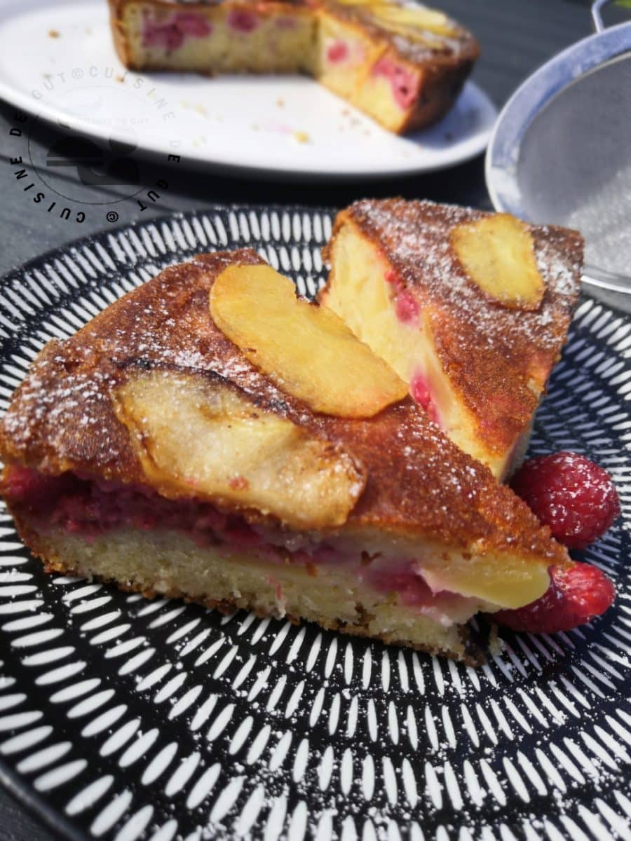 Délicieux gâteau aux pommes et framboises : une douce alliance fruitée !