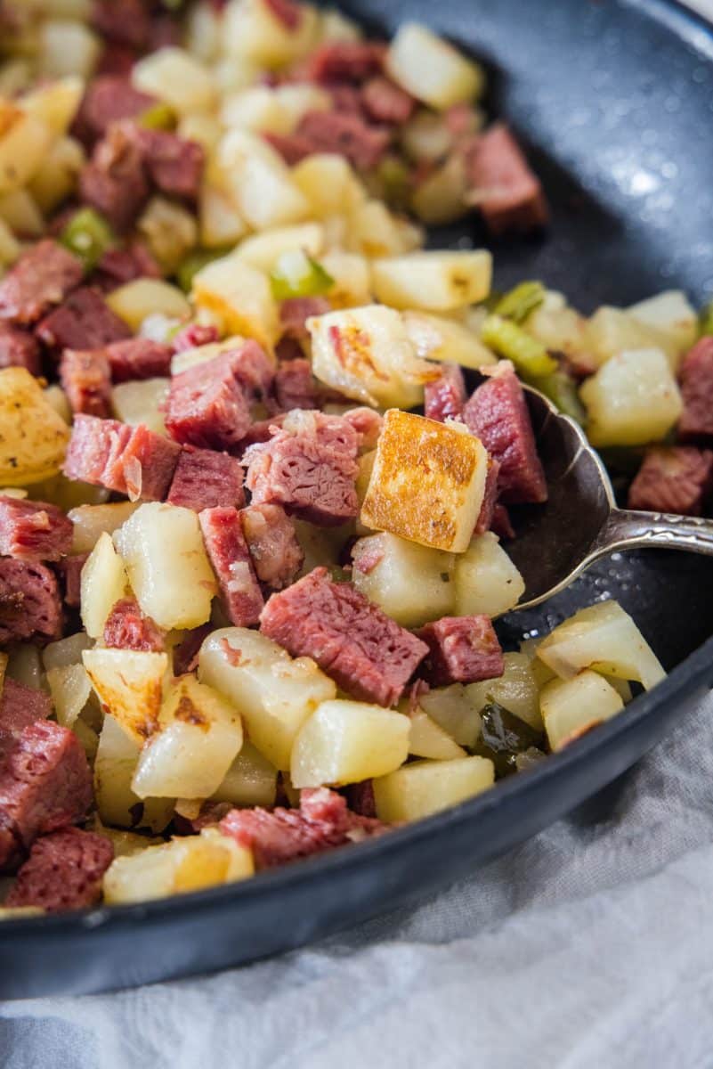 Potatoes Savory au Corned Beef : Un Mariage de Saveurs Réconfortant