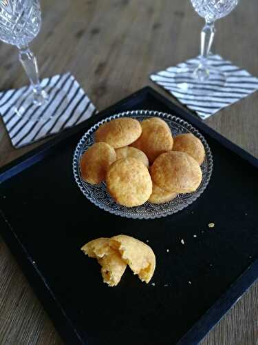 Biscuits apéro cheddar / ail