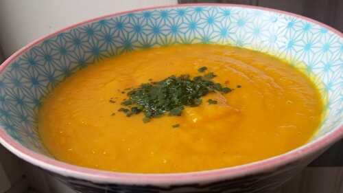 Soupe détox: carottes, orange, gingembre, cumin - recette facile et légère.