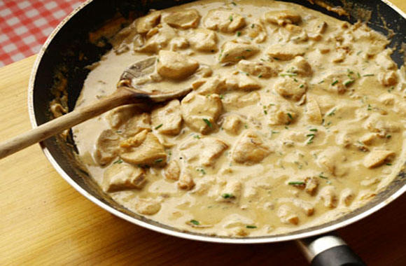 Le poulet à la crème et aux champignons, une recette facile et délicieuse !