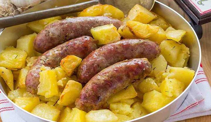 Recette saucisses et pommes de terre au four