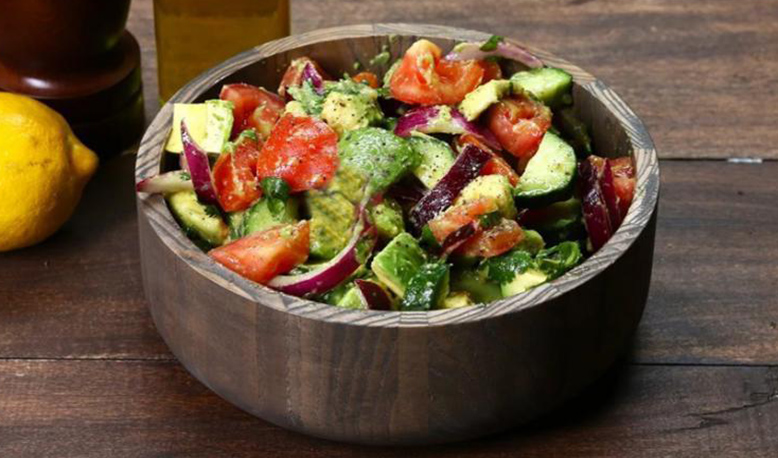 Salade d'avocat, de concombre et de tomates