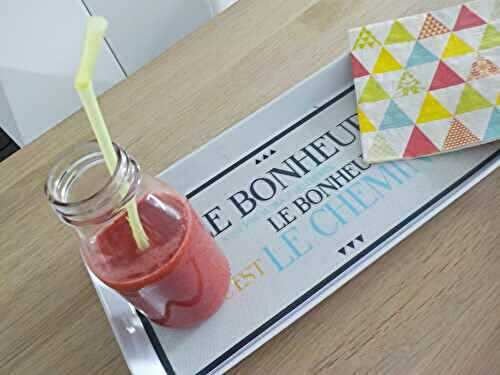 Smoothie fraise, banane, zeste de citron et menthe fraîche....