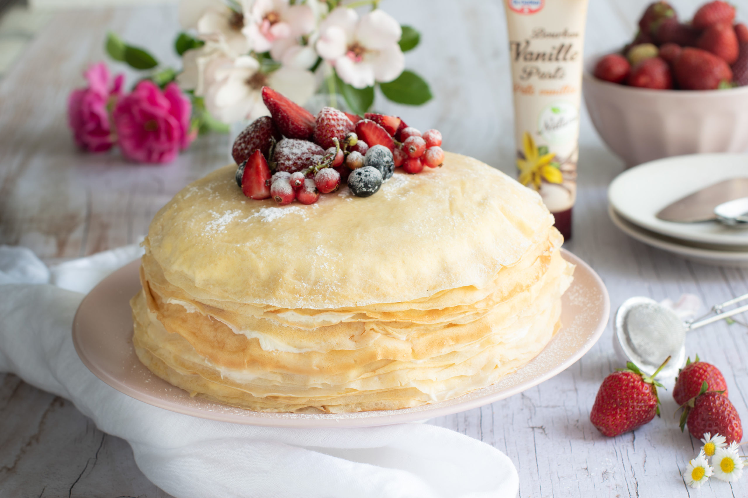 GÂTEAU MILLE-CRÊPES VANILLÉ AVEC UNE TOUCHE DE CONFITURE DE FRAISE