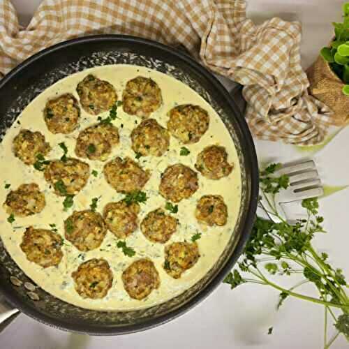 Boulettes de porc, sauce crémeuse aux herbes
