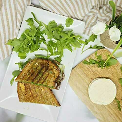 Croque monsieur au rocamadour et pesto de roquette