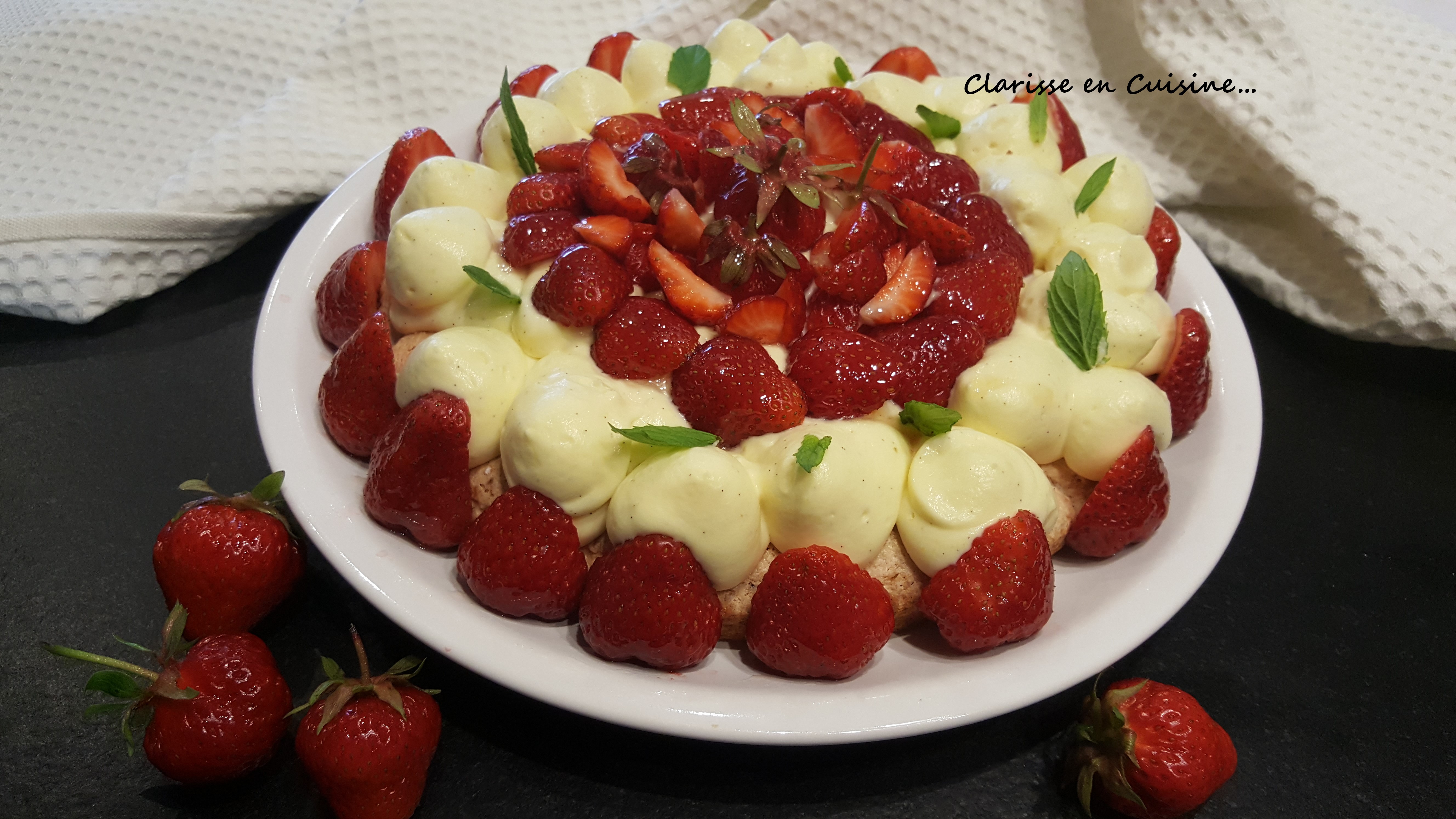 Tarte dacquoise aux fraises et crème diplomate