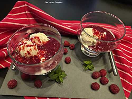 Coupes glacées au coulis de framboises chaud